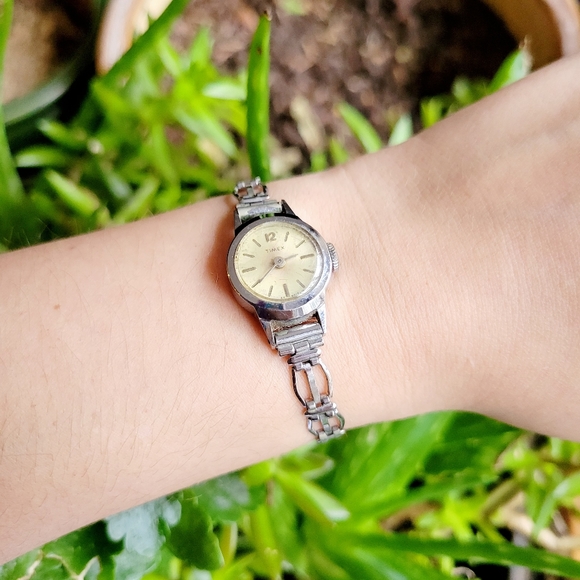 Vintage Timex Dainty Silver Watch - Picture 7 of 11